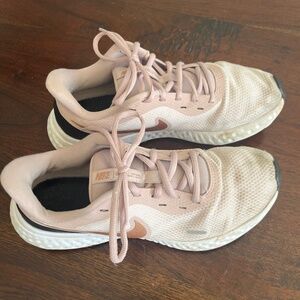 Nike Revolution